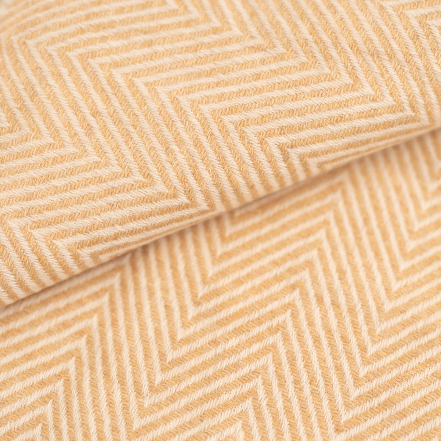 Kaschmirschal goldbeige mit mittelgroßem Fischgrätenmuster