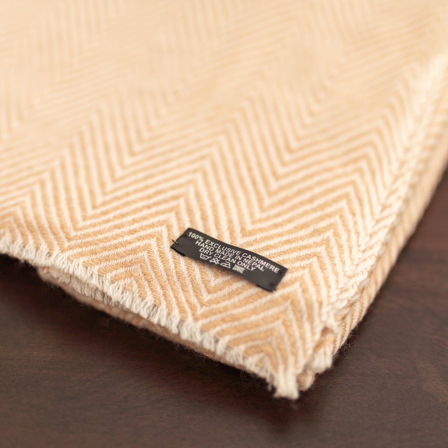 Kaschmirschal goldbeige mit mittelgroßem Fischgrätenmuster