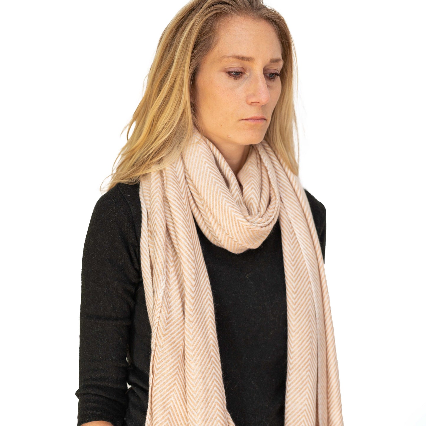 Kaschmirschal goldbeige mit mittelgroßem Fischgrätenmuster