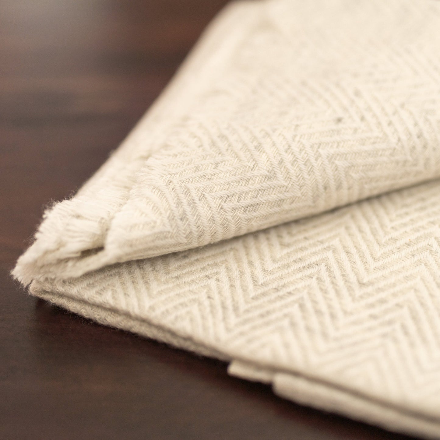 Kaschmirschal weiss-grau mit mittelgroßem Fischgrätenmuster