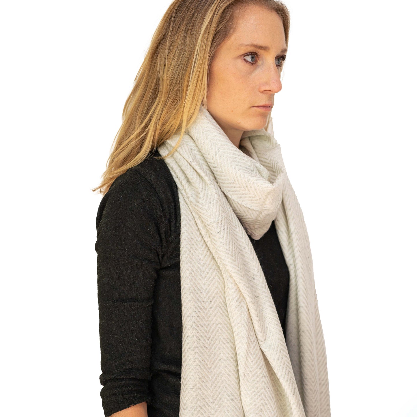 Kaschmirschal weiss-grau mit mittelgroßem Fischgrätenmuster