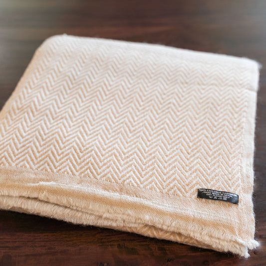 Kaschmirdecke goldbeige mit großem Fischgrätenmuster