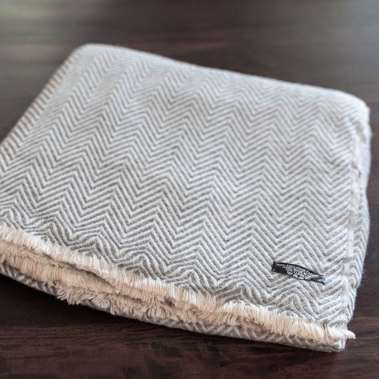 Kaschmirdecke grau mit großem Fischgrätenmuster