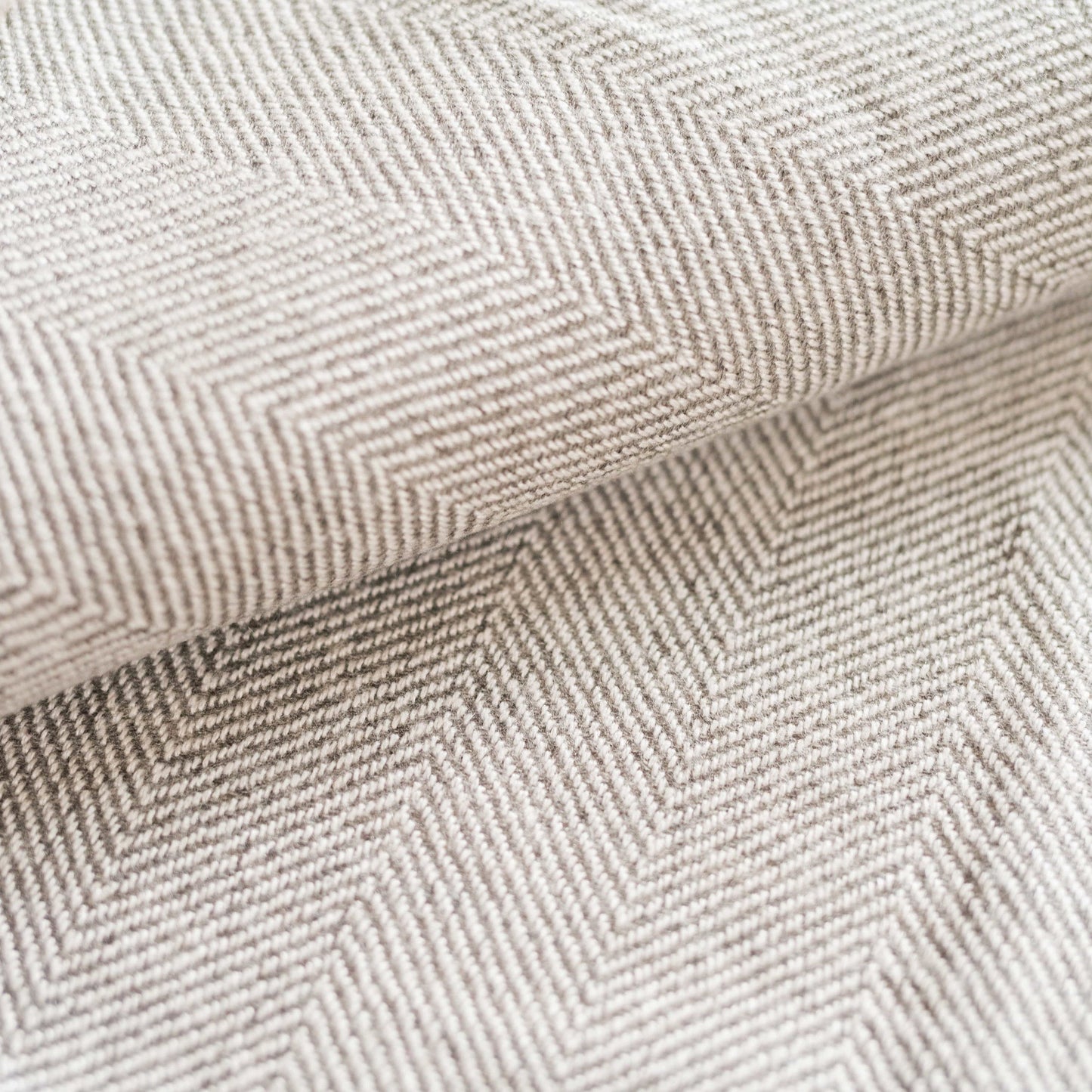 Kaschmirdecke hellgrau mit feinem Fischgrätenmuster