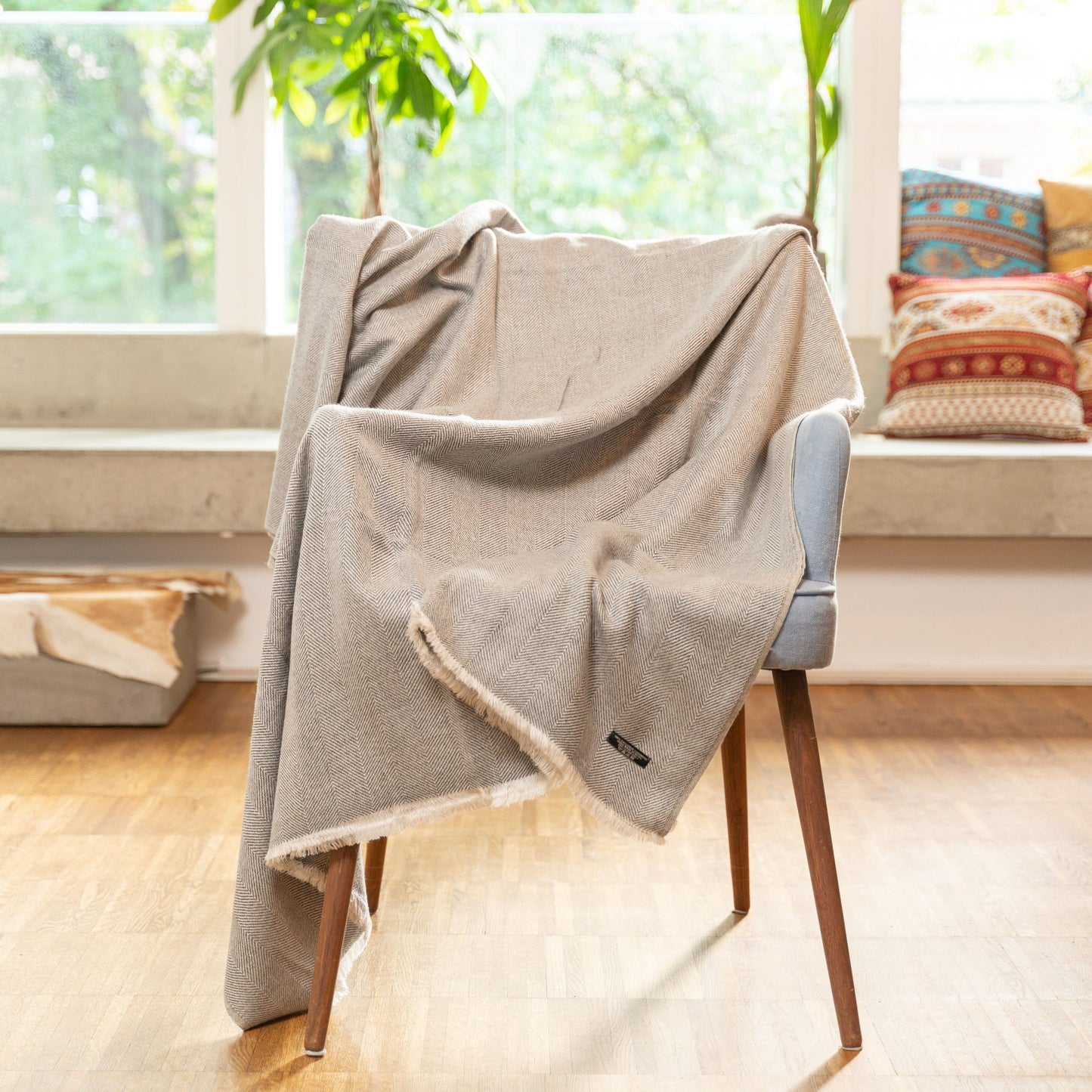 Kaschmirdecke hellgrau mit feinem Fischgrätenmuster