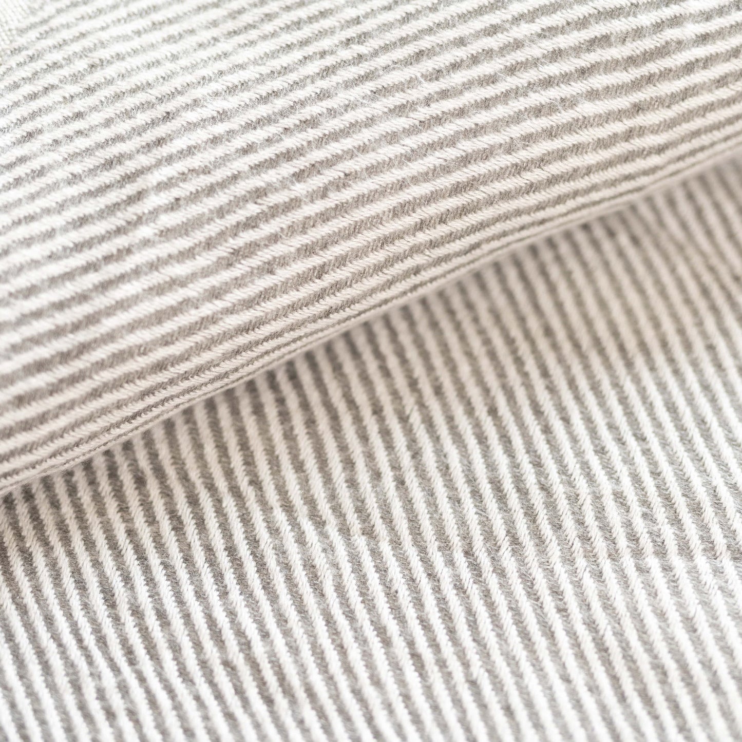 Kaschmirdecke hellgrau mit Streifenmuster/ gestreift