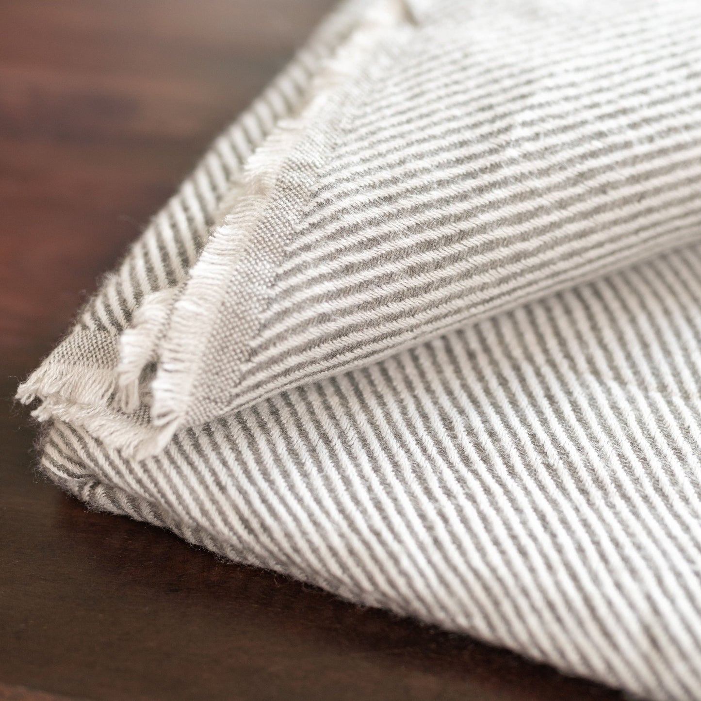 Kaschmirdecke hellgrau mit Streifenmuster/ gestreift