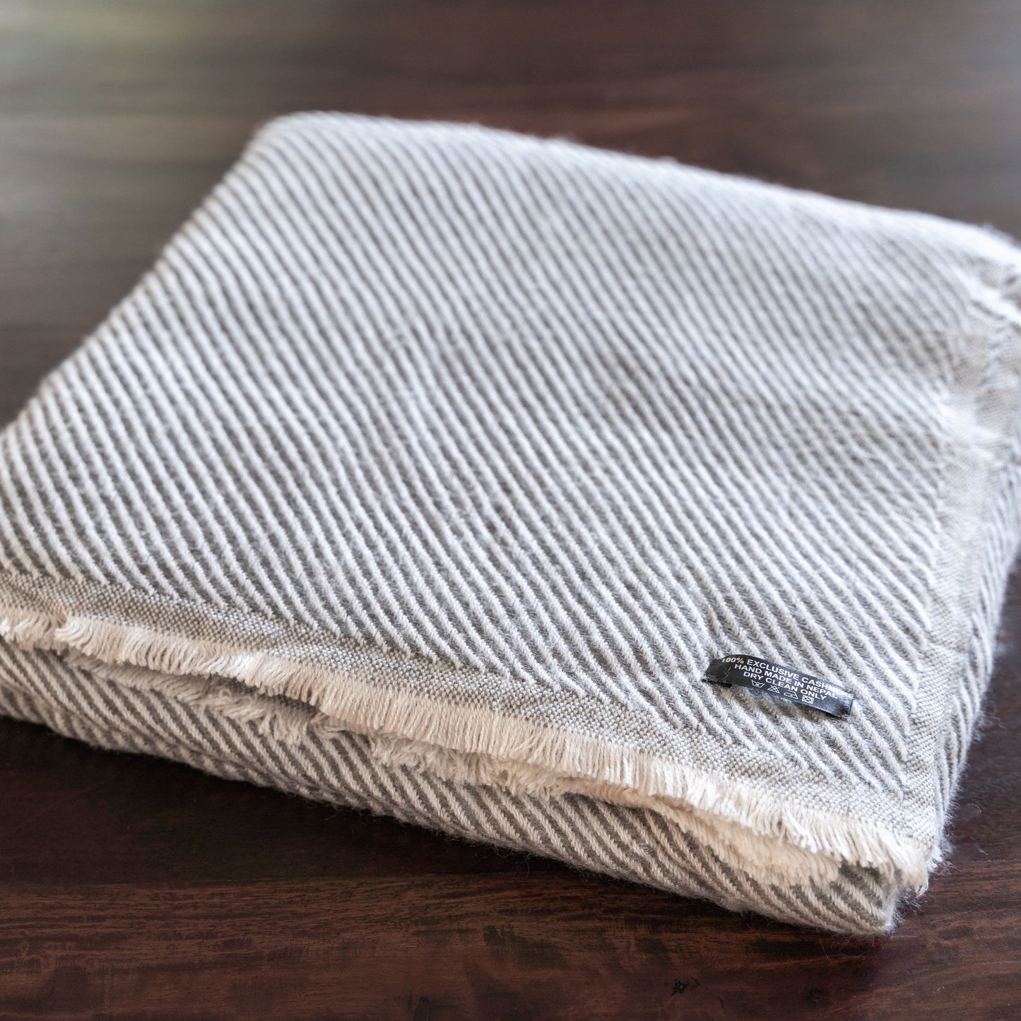 Kaschmirdecke hellgrau mit Streifenmuster/ gestreift