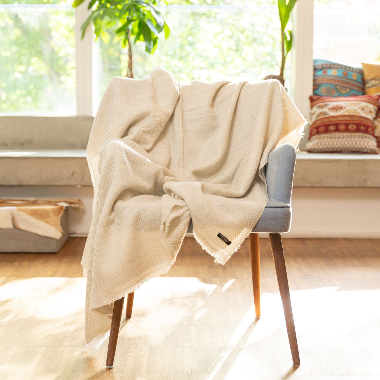 Kaschmirdecke weiss mit großem Fischgrätenmuster