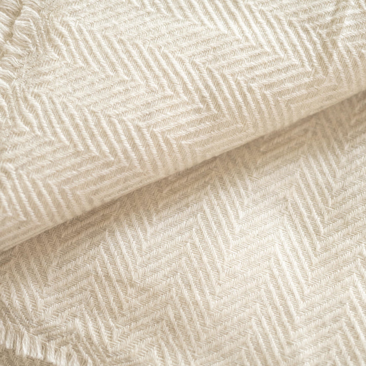 Kaschmirdecke weiss mit großem Fischgrätenmuster