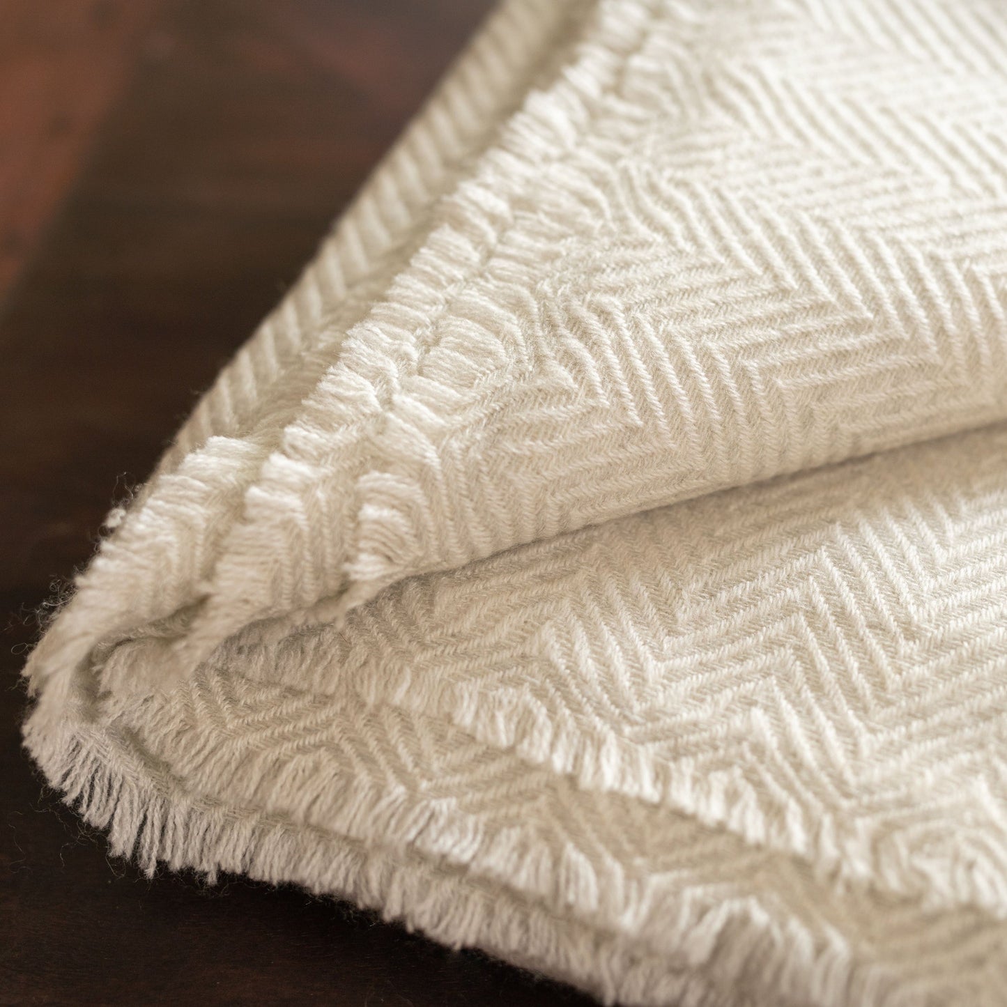 Kaschmirdecke weiss mit großem Fischgrätenmuster