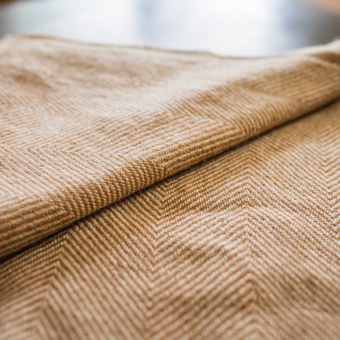 Kaschmirdecke braun mit feinem Fischgrätenmuster