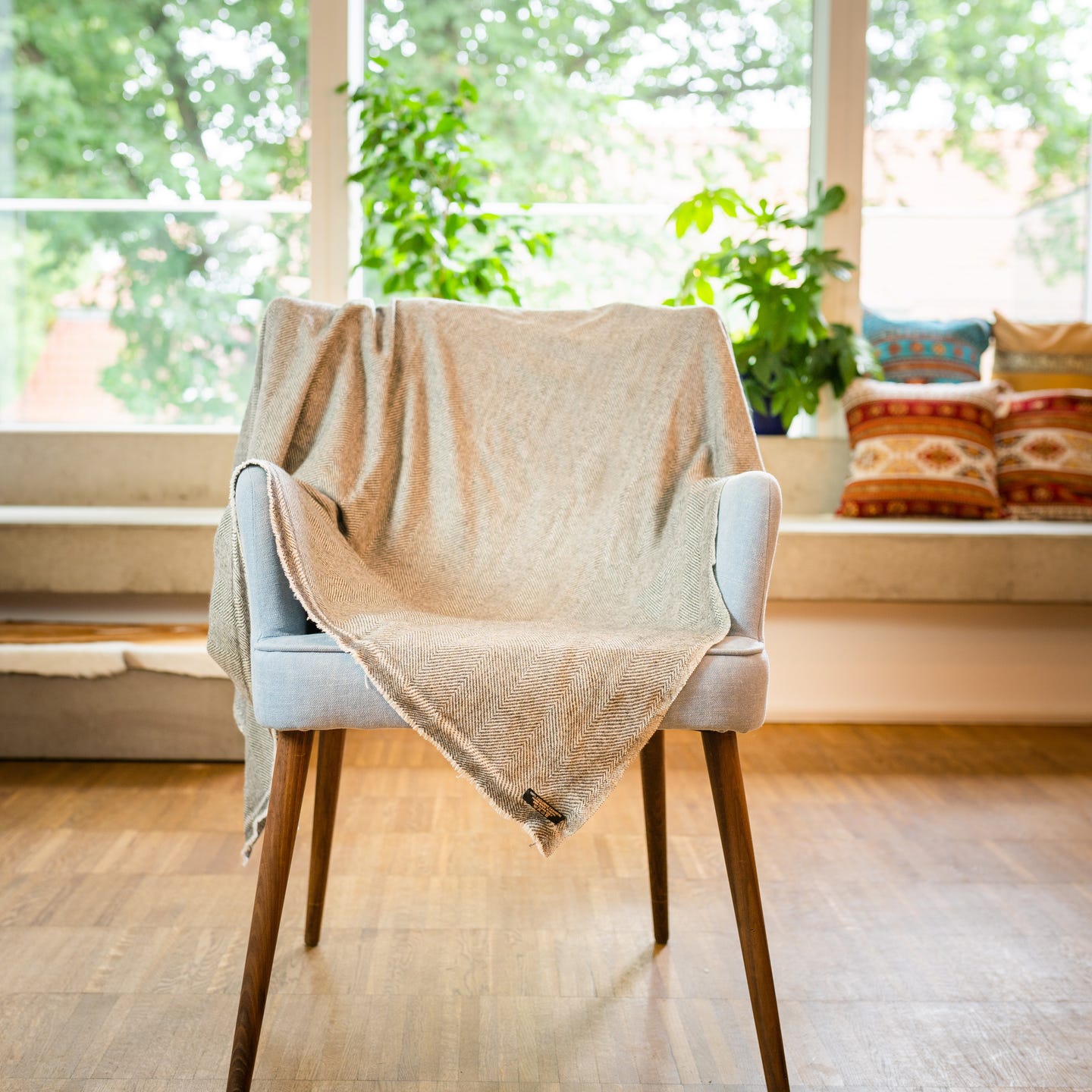 Kaschmirdecke grau mit feinem Fischgrätenmuster