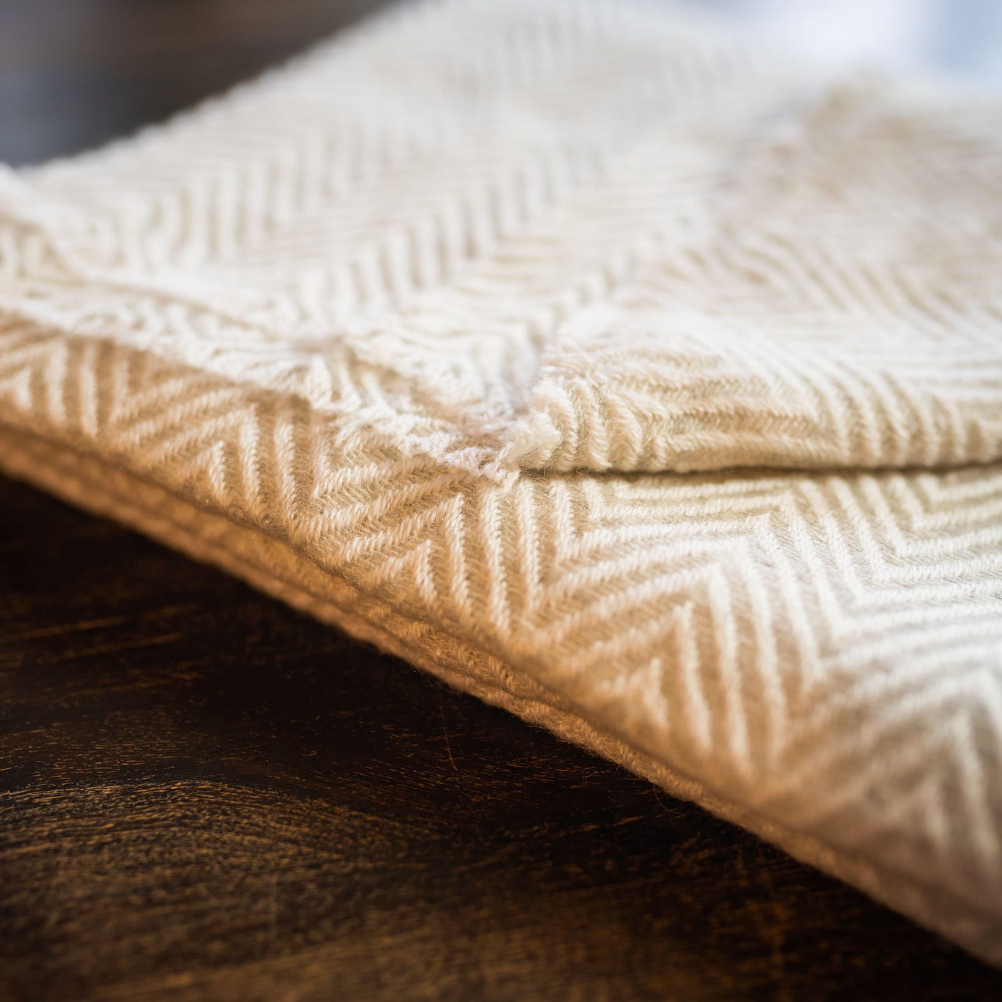 Kaschmirschal weiss mit mittelgroßem Fischgrätenmuster