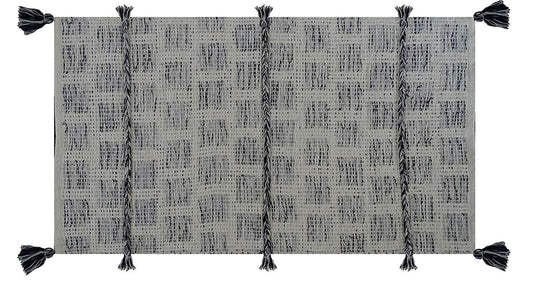 Tufted accent rug with corner tussels (25"x45")