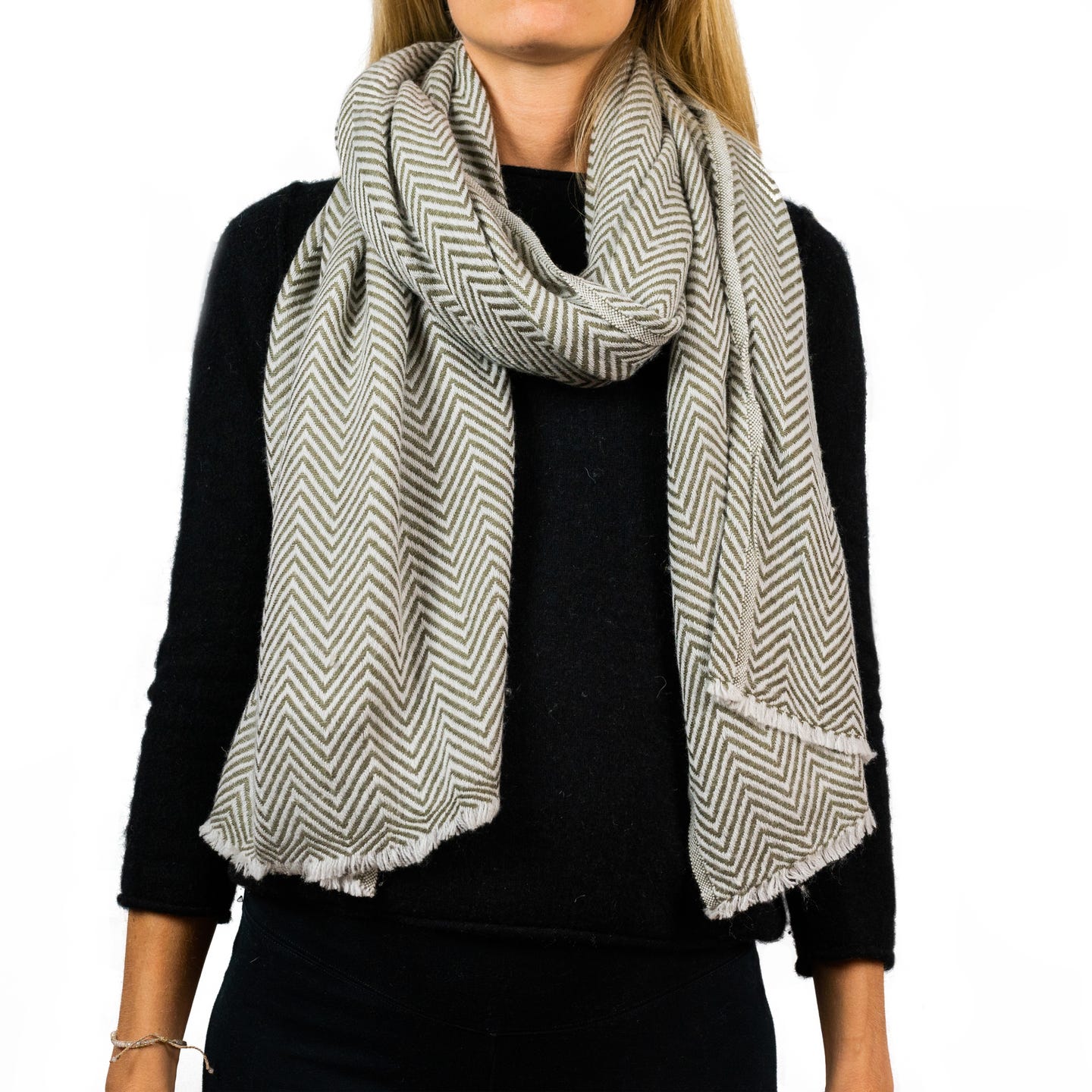 Kaschmirschal hellgrau mit mittelgroßem Fischgrätenmuster