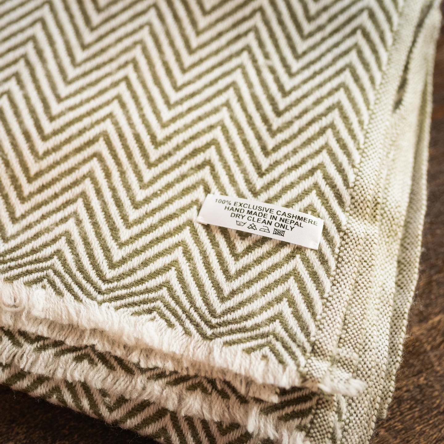 Kaschmirschal hellgrau mit mittelgroßem Fischgrätenmuster