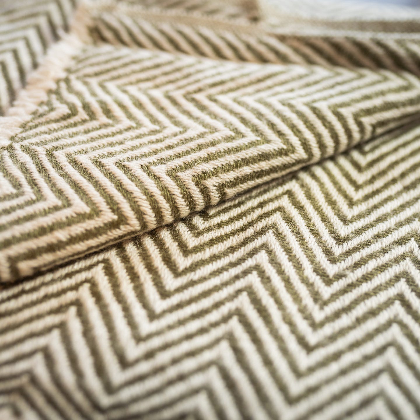 Kaschmirschal hellgrau mit mittelgroßem Fischgrätenmuster