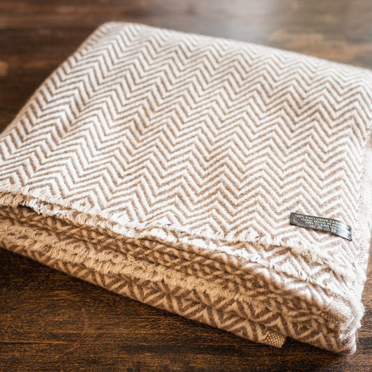 Kaschmirdecke graubraun mit großem Fischgrätenmuster