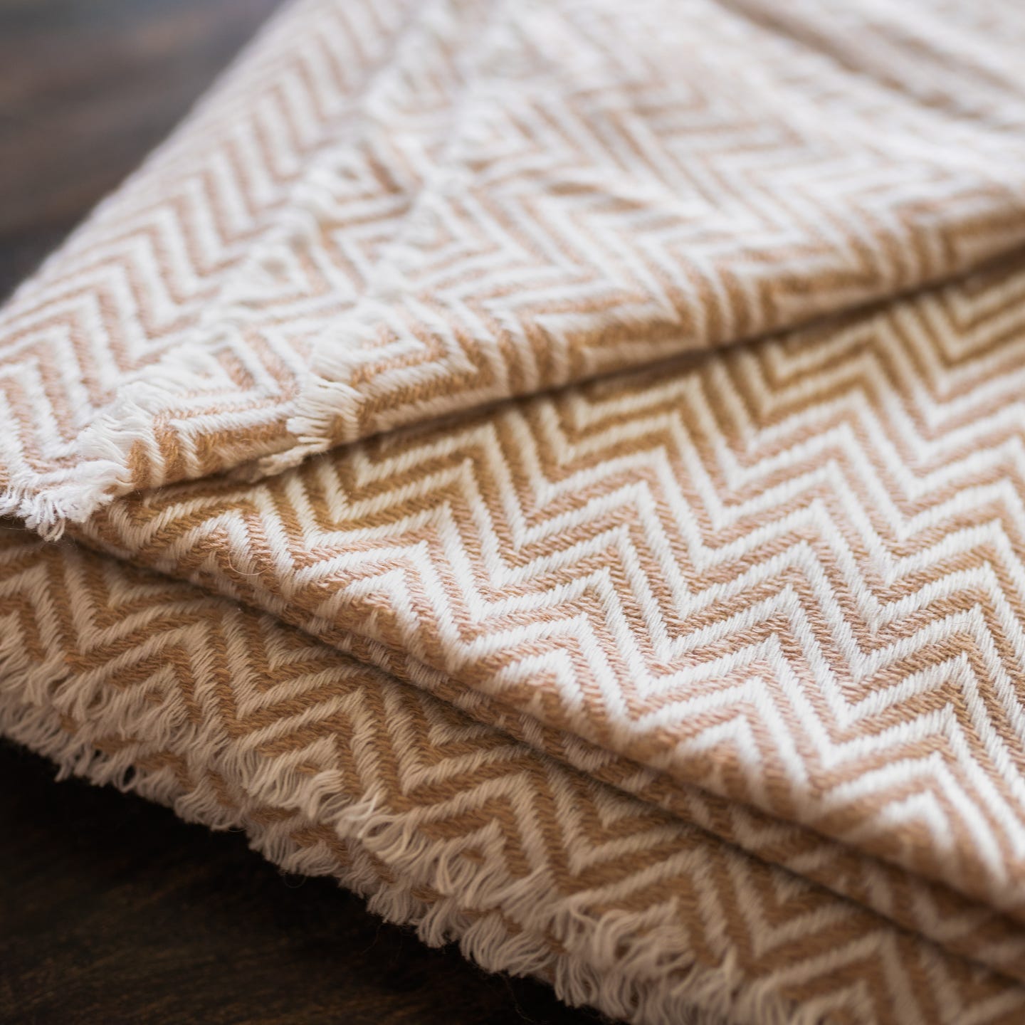Kaschmirdecke braun mit großem Fischgrätenmuster