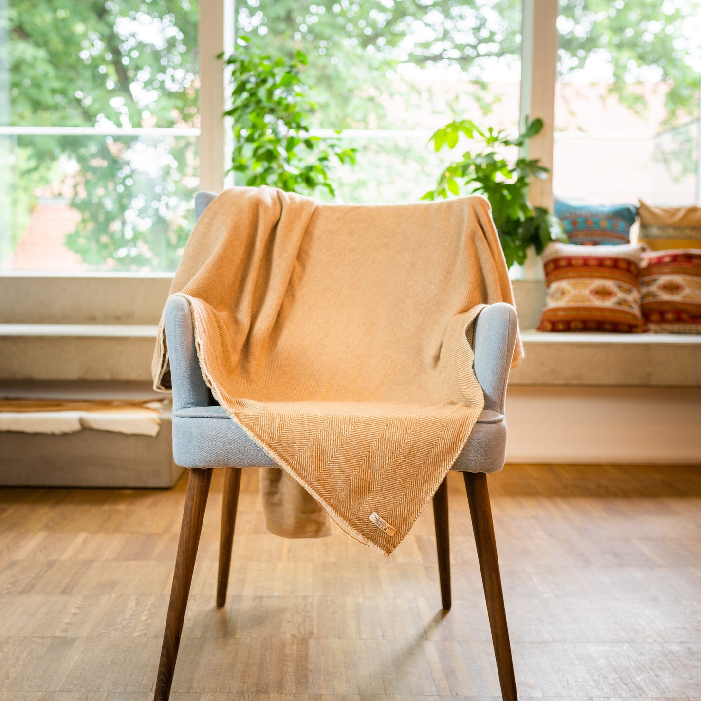 Kaschmirdecke braun mit feinem Fischgrätenmuster