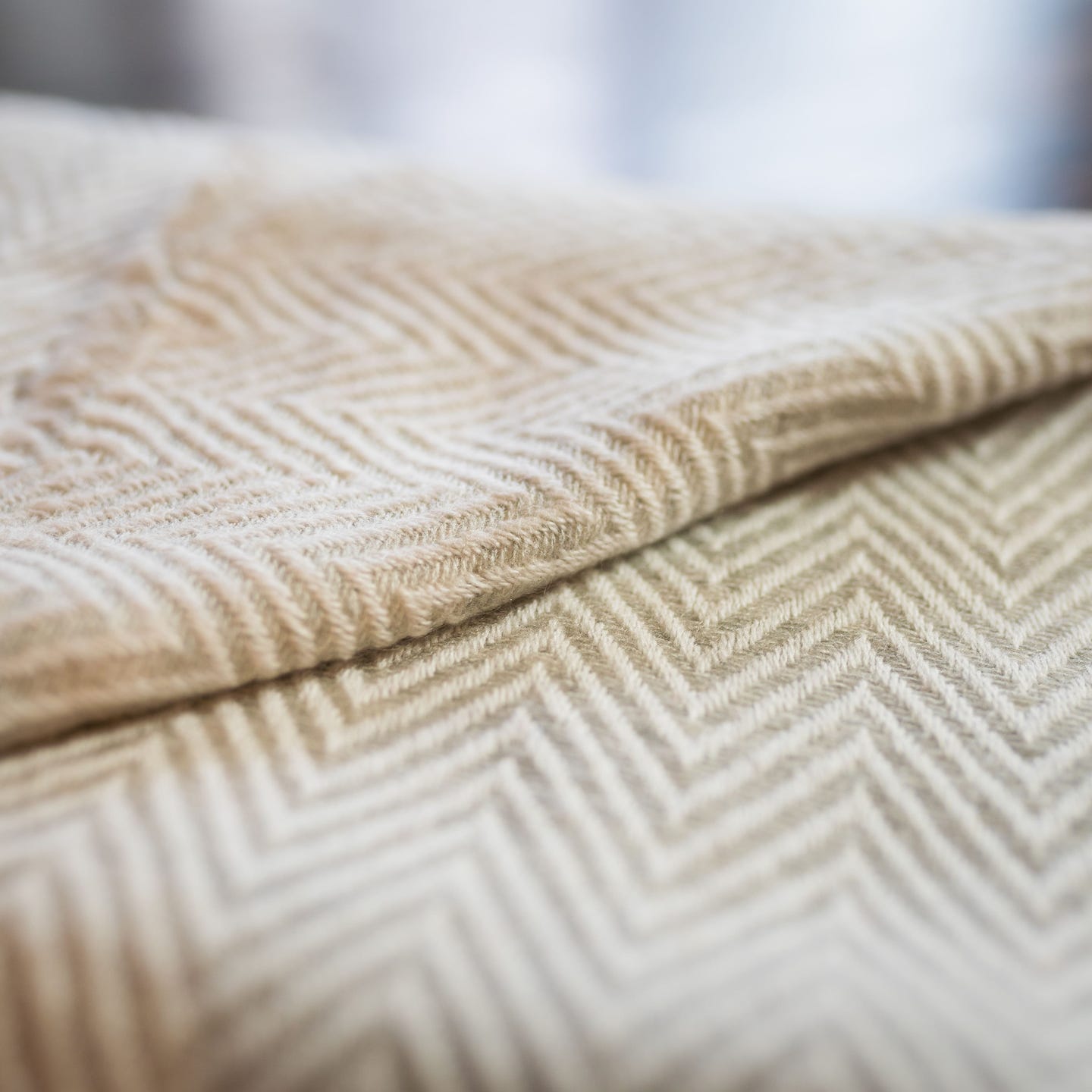 Kaschmirschal weiss mit mittelgroßem Fischgrätenmuster