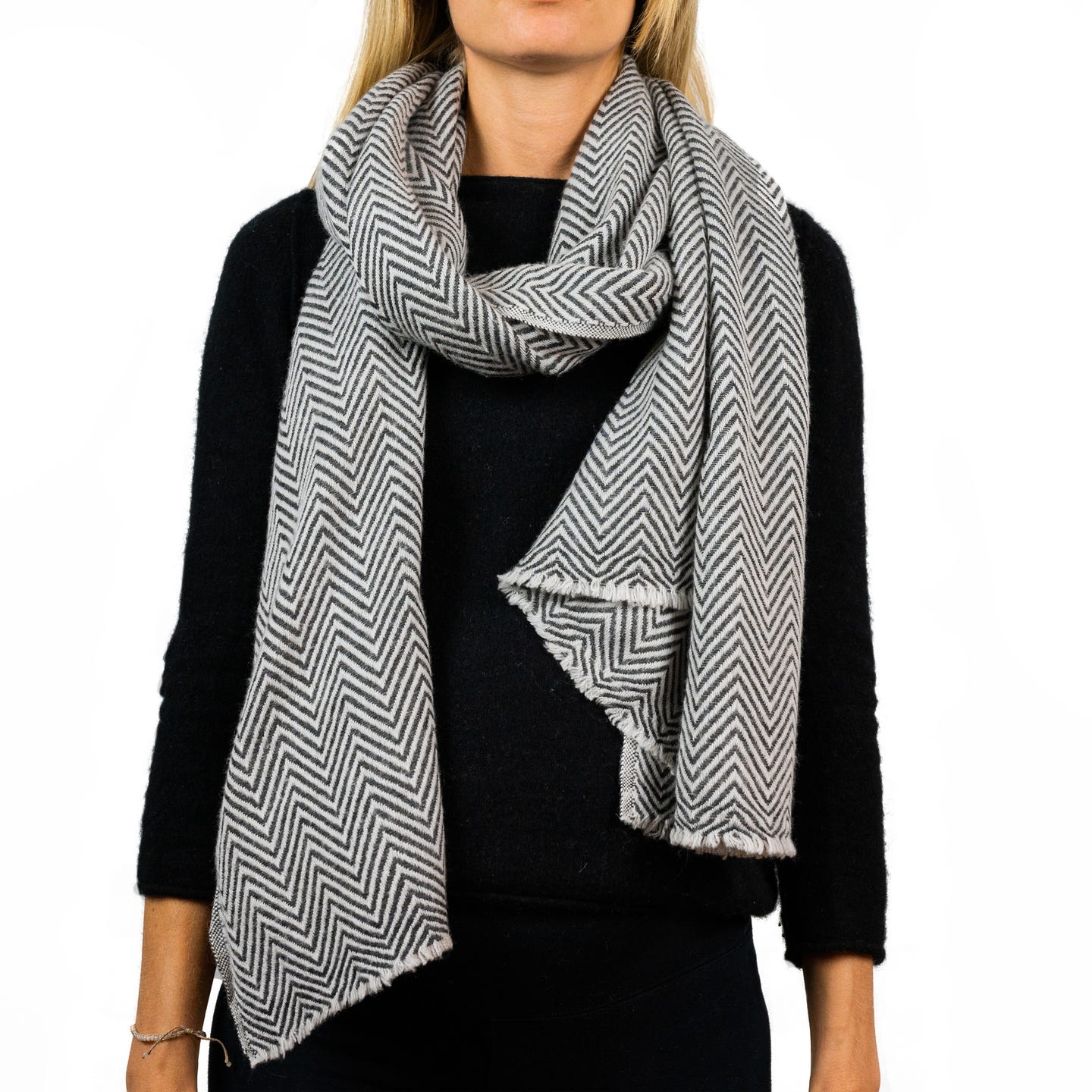 Kaschmirschal grau mit mittelgroßem Fischgrätenmuster